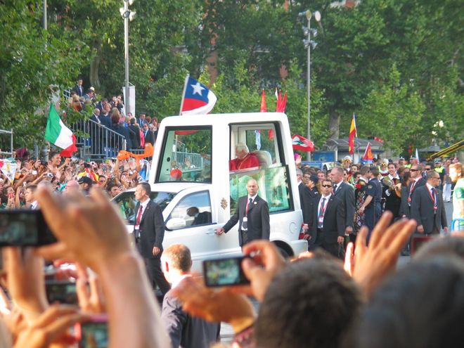 Papst Bendikt XVI. bei seiner Fahrt im Papamobil vom Puerta de Alcalá zum Plaza de Cibeles